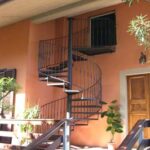 Scala a chiocciola con gradini in lamiera