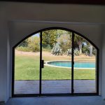 Infisso con arco profilo secco con anta apribile