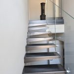 Scala a sbalzo con parapetto in vetro
