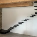 Scala a sbalzo con parete portante