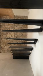 Scala a sbalzo con parete portante - immagine 2